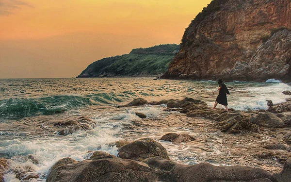 山茶半岛 Ghềnh Bàng 旅游：徒步下石滩、安全游泳经验分享