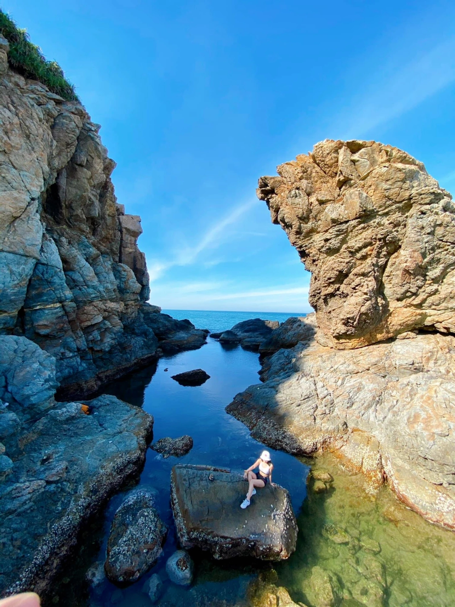 Light trekking to Mui Nghe rocky cape