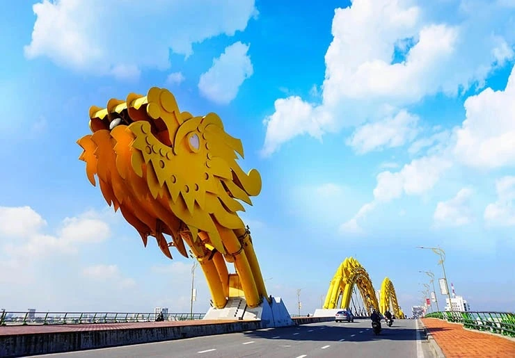 Da Nang Dragon Bridge: A Nighttime Symbol with Fire and Magical Light Shows