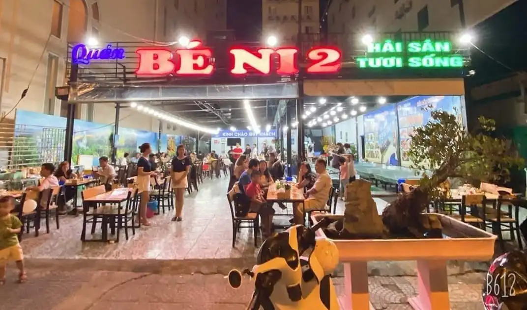 Bé Ni 2 trên Võ Nguyên Giáp quán hải sản mở 24/7 sát biển Mỹ Khê