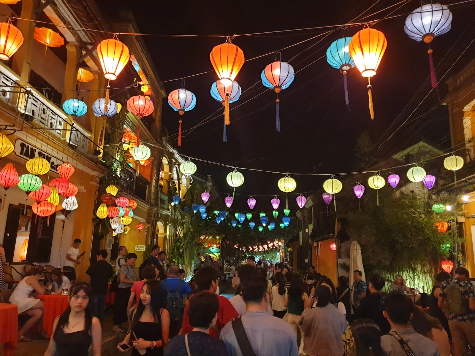Chợ đêm Hội An: ăn vặt, mua đèn lồng và dạo sông Hoài tối muộn
