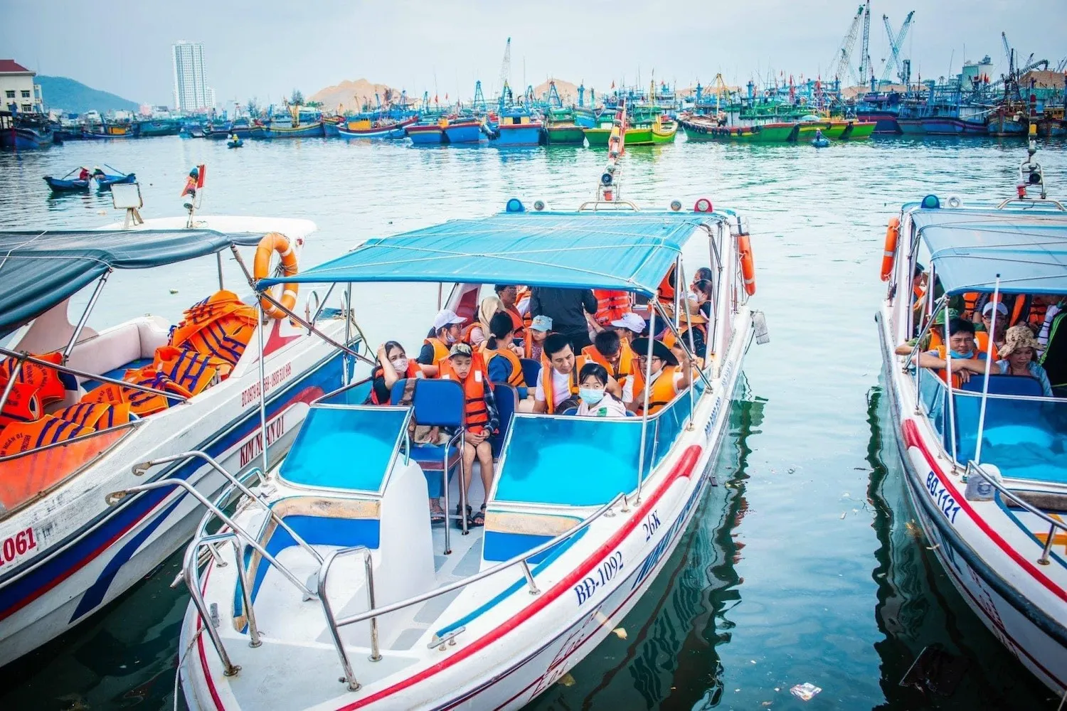 Đi cano/tàu ra đảo từ Cửa Đại
