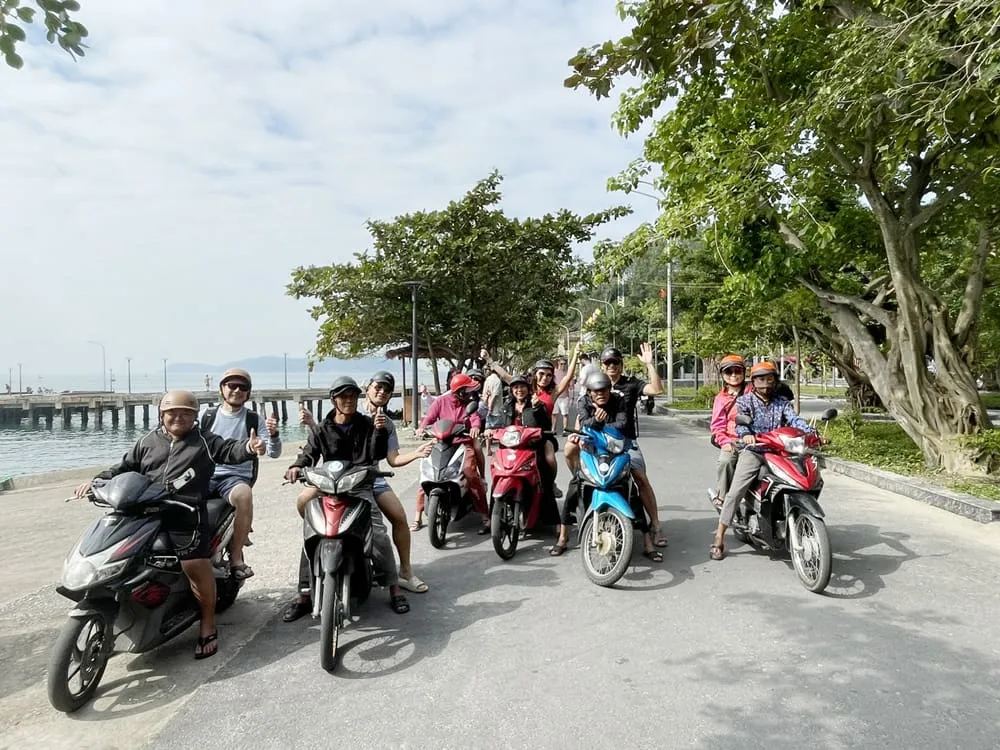 Thuê xe máy chạy một vòng đảo