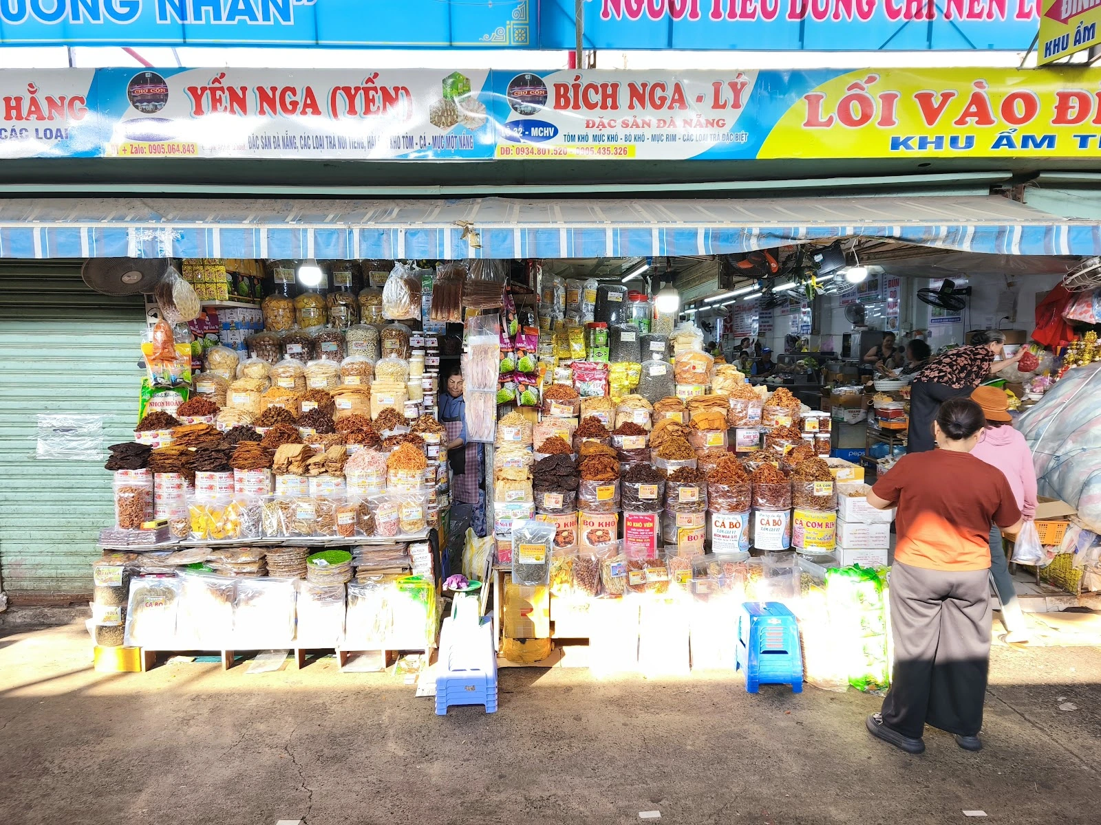 Shopping for specialty gifts at Con Market: experiences in choosing the right local delicacies at reasonable prices