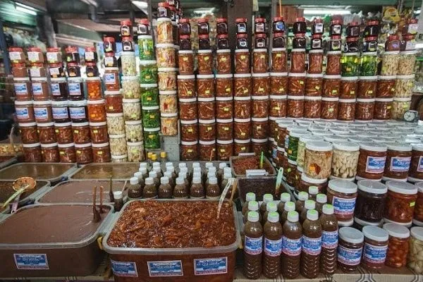เลือกซื้อกะปิน้ำปลา น้ำปลา และเครื่องปรุงท้องถิ่น