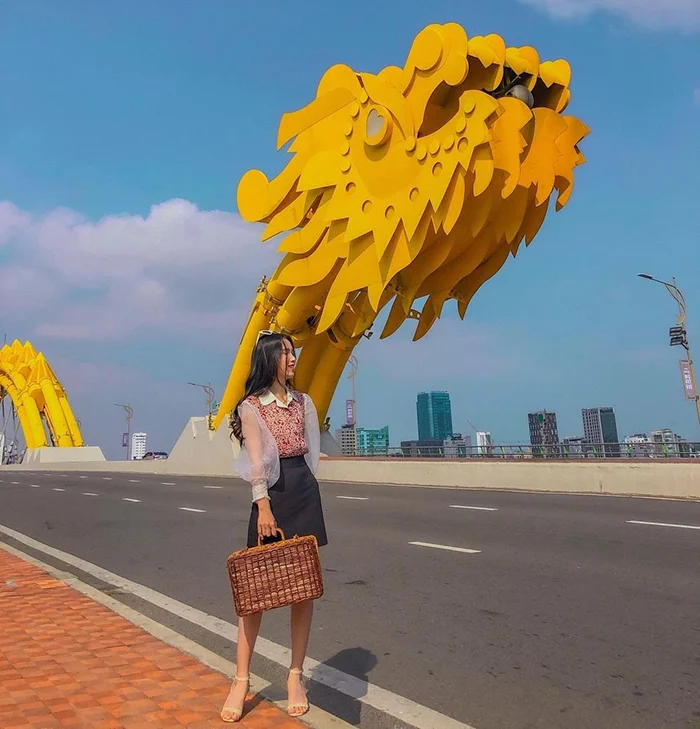 Take check-in photos with the dragon head and lights