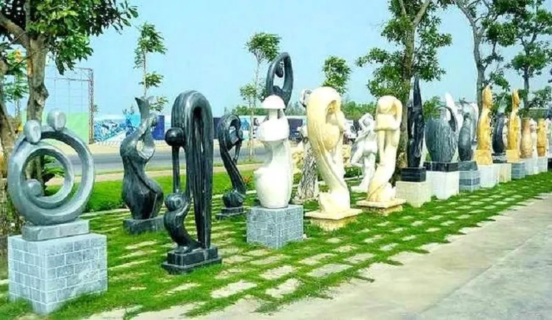 在“户外石雕画廊”拍照打卡