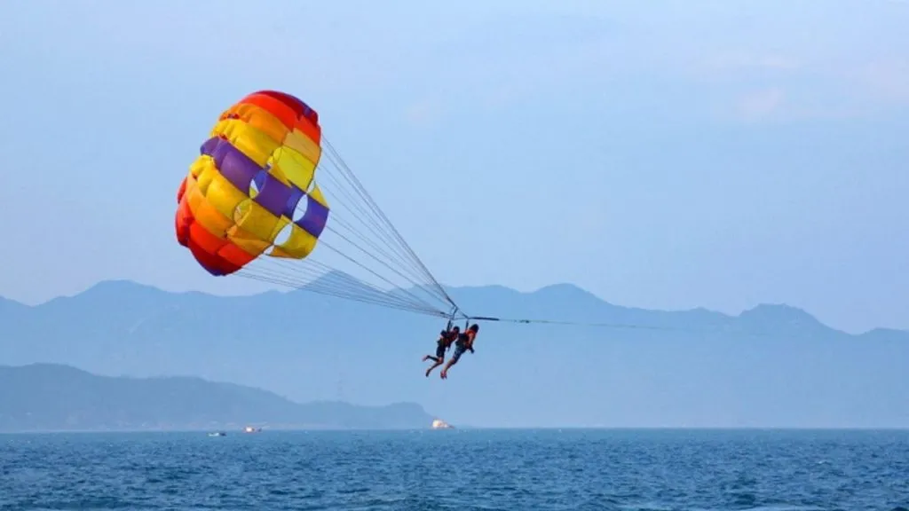 Chơi dù lượn (parasailing) ngắm toàn cảnh bờ biển