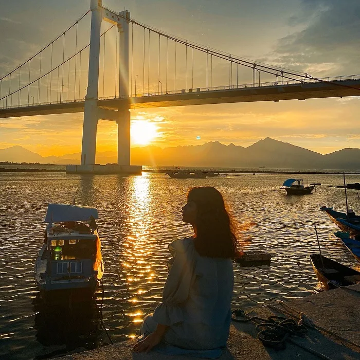 Ngắm cầu Thuận Phước và hóng gió sông