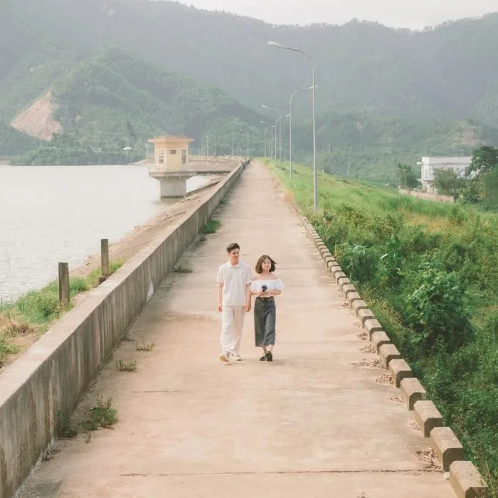 Đi bộ thư giãn quanh các lối mòn ven hồ