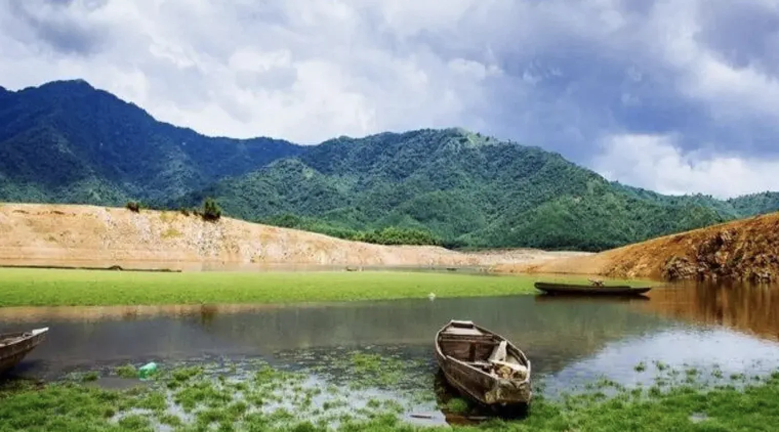 Thuê thuyền độc mộc du ngoạn trên mặt hồ