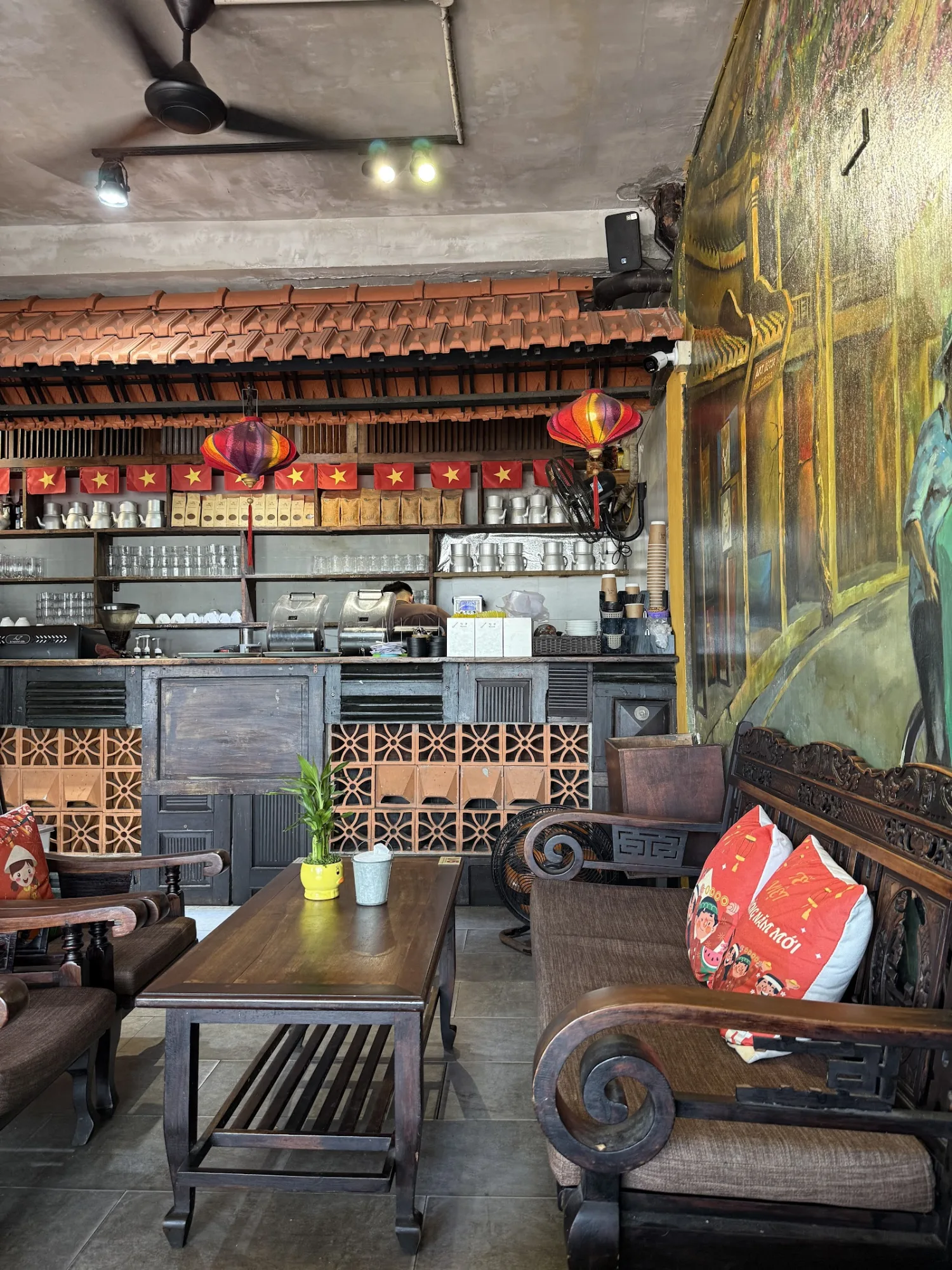 Visit Út Tịch Café for High-Definition Football Viewing in the Han River Riverside Ancient Street Atmosphere