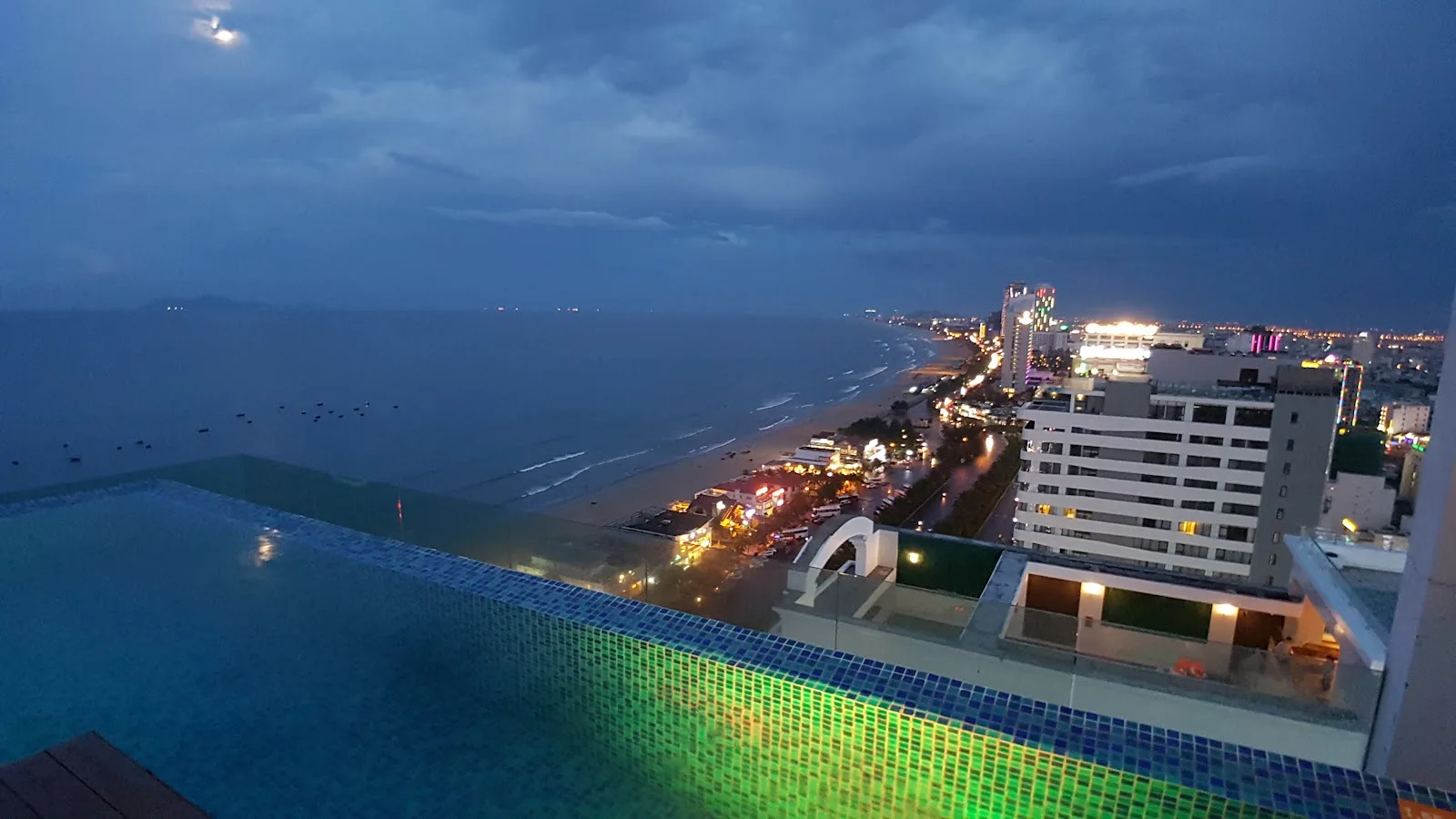 A La Carte Danang Beach(Rooftop) – View Triệu Đô Ngắm Đà Nẵng Từ Tầng 24