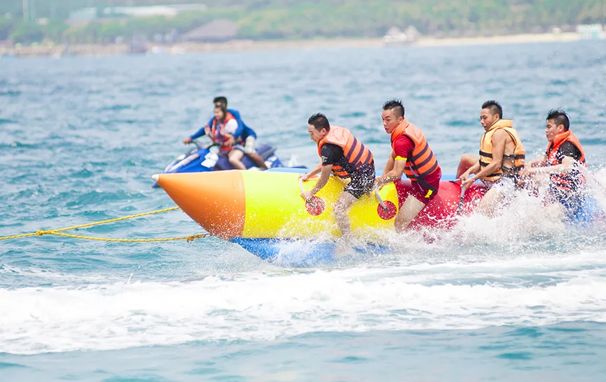 Cano kéo phao chuối (Banana Boat)
