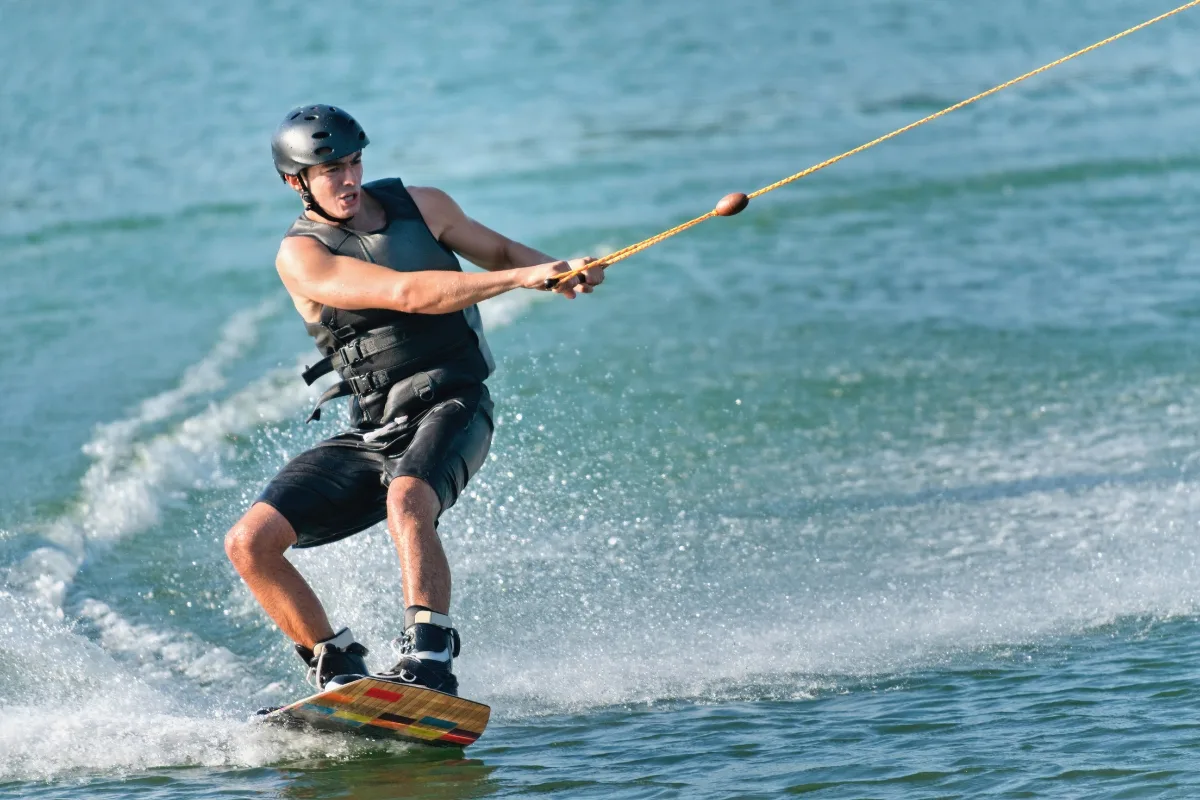 Cano kéo lướt ván (Wake Boarding Boat)