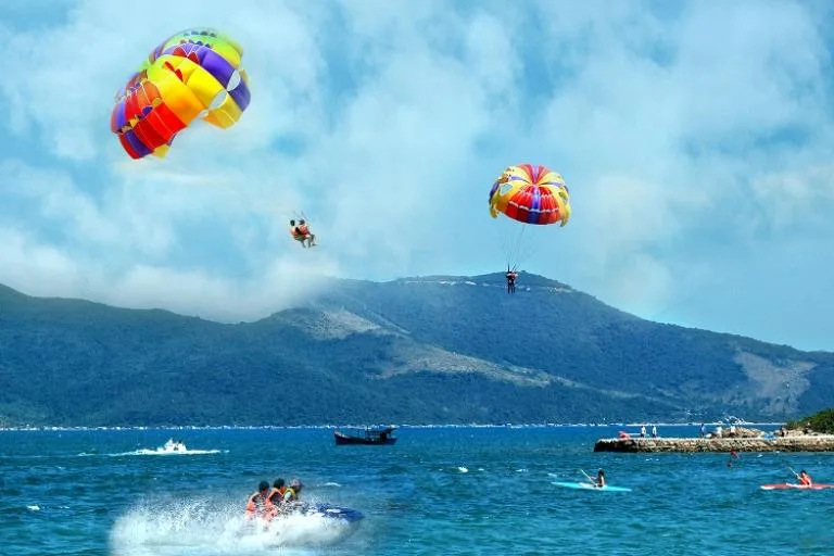 Cano kéo dù bay (Parasailing)