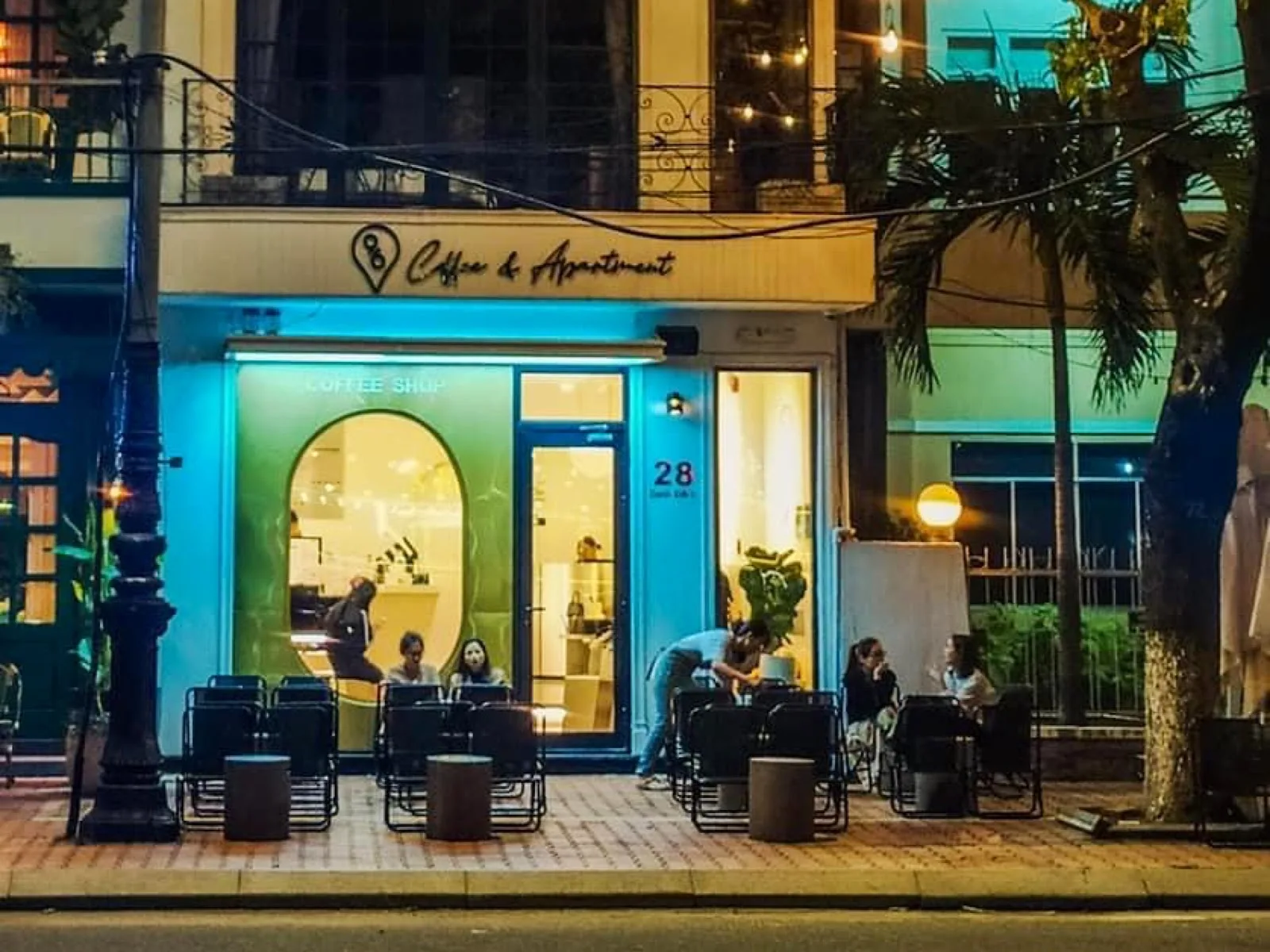 96 Coffee & Apartment: 바찌댕 거리 중심부에 위치한 정통 유럽 스타일 루프탑 카페