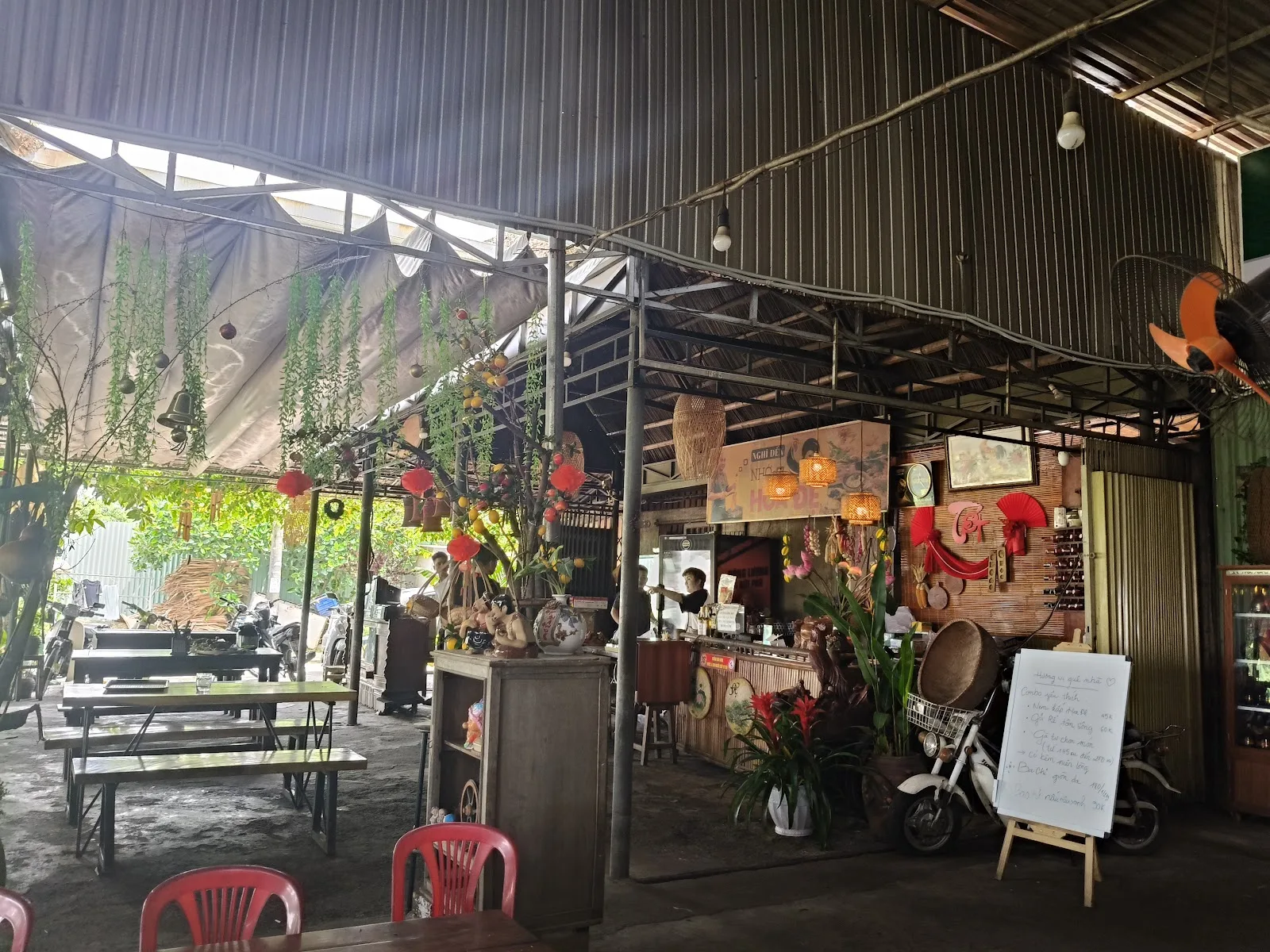 Hoa De ไก่ – ร้านอาหารเฉพาะไก่เลี้ยงปล่อย ที่โด่งดังในพื้นที่ Hoa Xuan สำหรับไก่ย่าง