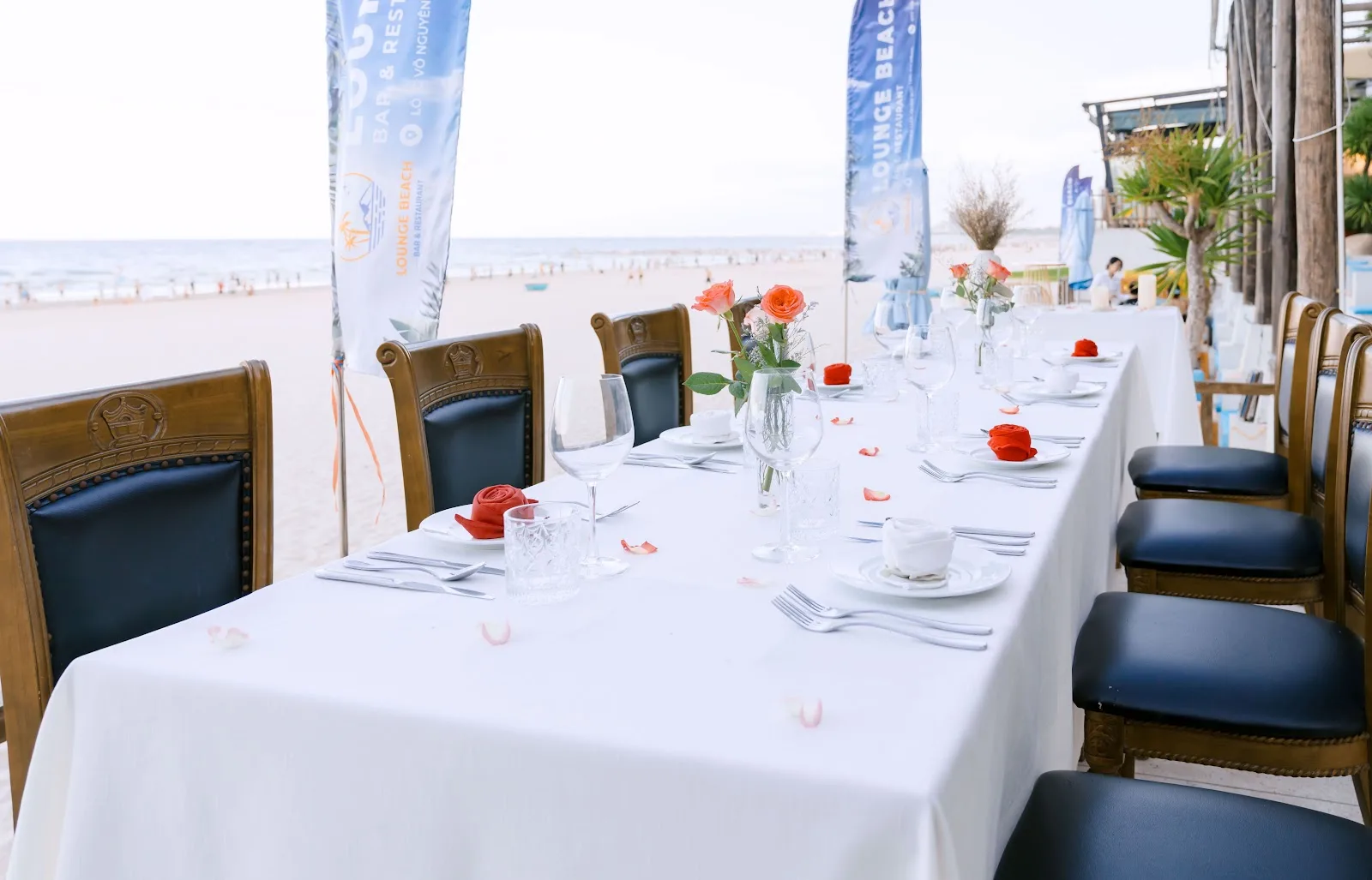 Lounge Beach Bar & Restaurant ดานัง – สถานที่บันเทิงไฟร์โชว์และไลฟ์แบนด์ติดทะเล