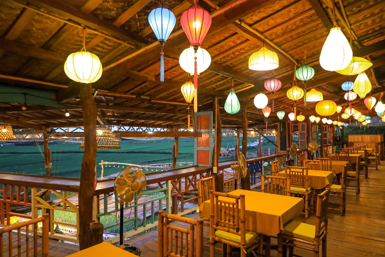 Chillax Eatery & Hangout – Quán Cà Phê Kết Hợp Nhà Hàng View Đồng Ruộng Ở Hội An Đông