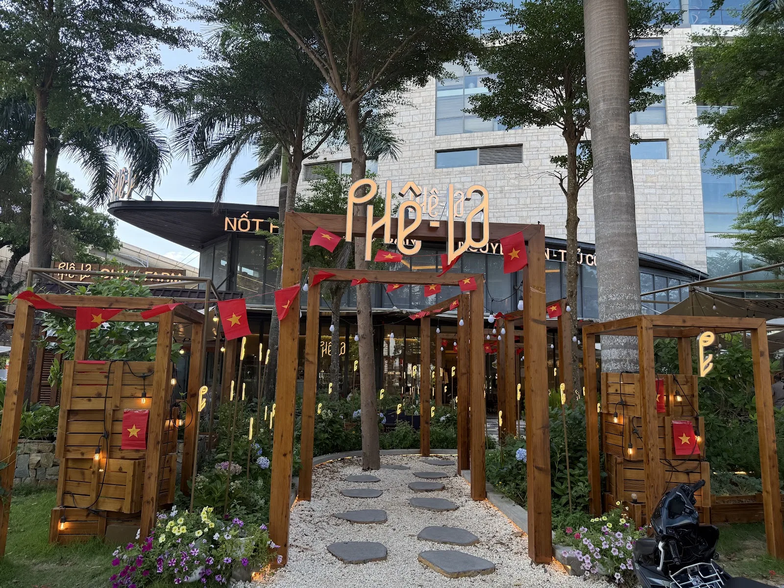 Phê La Bạch Đằng: 도시 중심의 쾌적한 농장, 한강 직전망