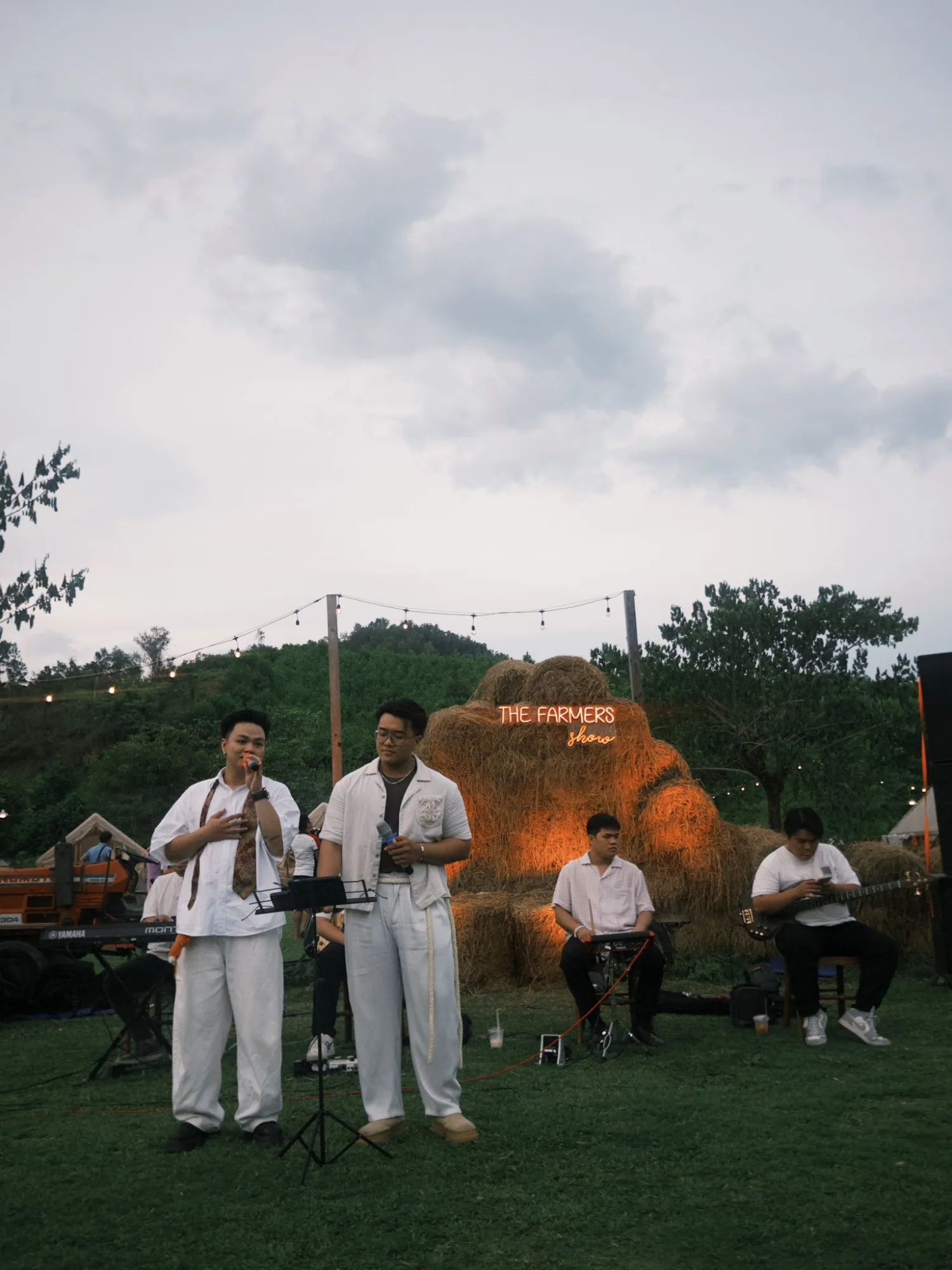 Nghe nhạc acoustic cuối tuần (tùy ngày)