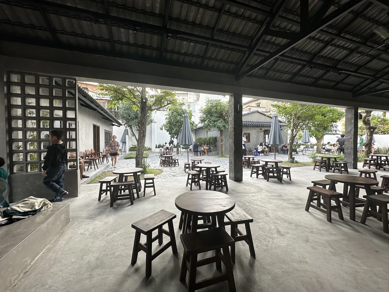 HICHI Coffee – Quán Cafe Phong Cách Nhật Bản Hiện Đại, Sân Vườn Rộng