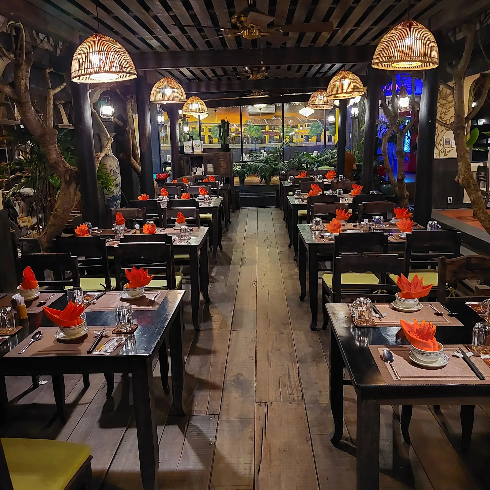 Ngon Thị Hoa Restaurant in Da Nang – Vietnamese Cuisine, Spacious Space in Ngu Hanh Son District