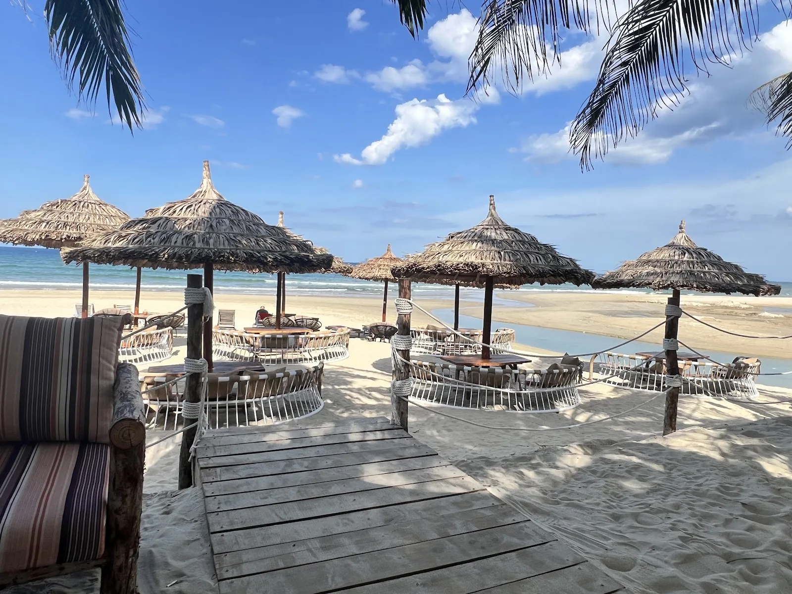 Casa Bay Beach Club: Thiên Đường Giải Trí Địa Trung Hải Mở Xuyên Đêm Bên Bờ Biển