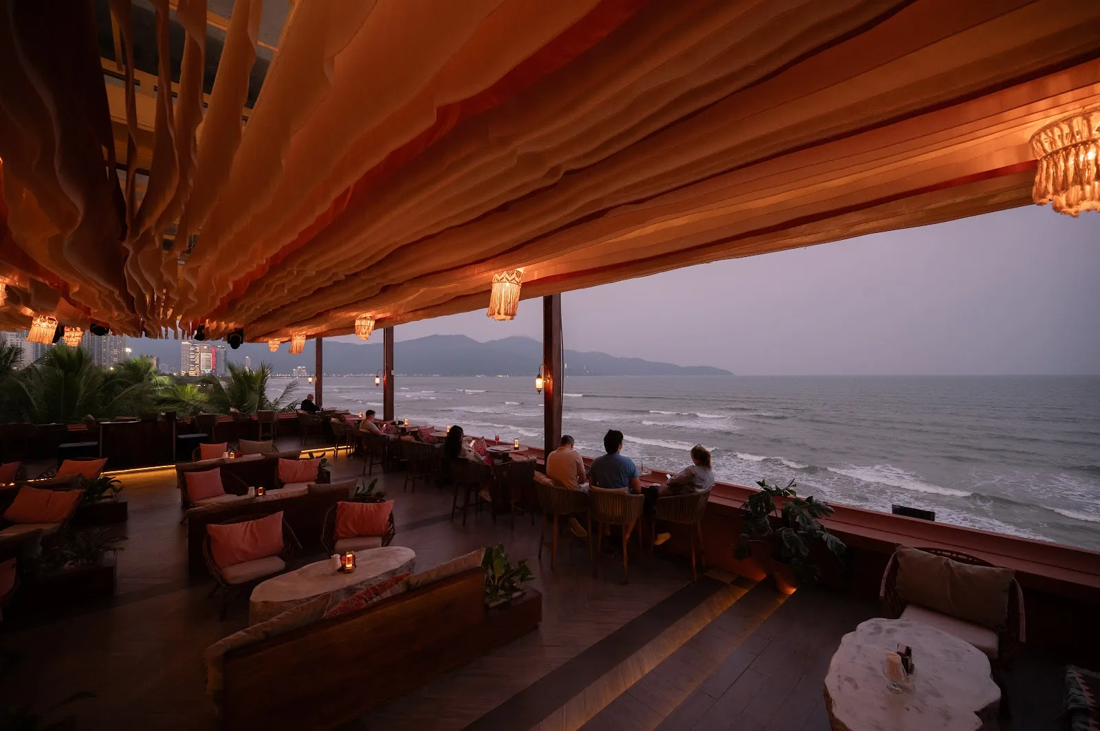 The Roof - ดานัง - บาร์ดาดฟ้าที่มีวิวสวยงามของหาด Mỹ Khê และค่ำคืนดนตรี DJ สุดมัน