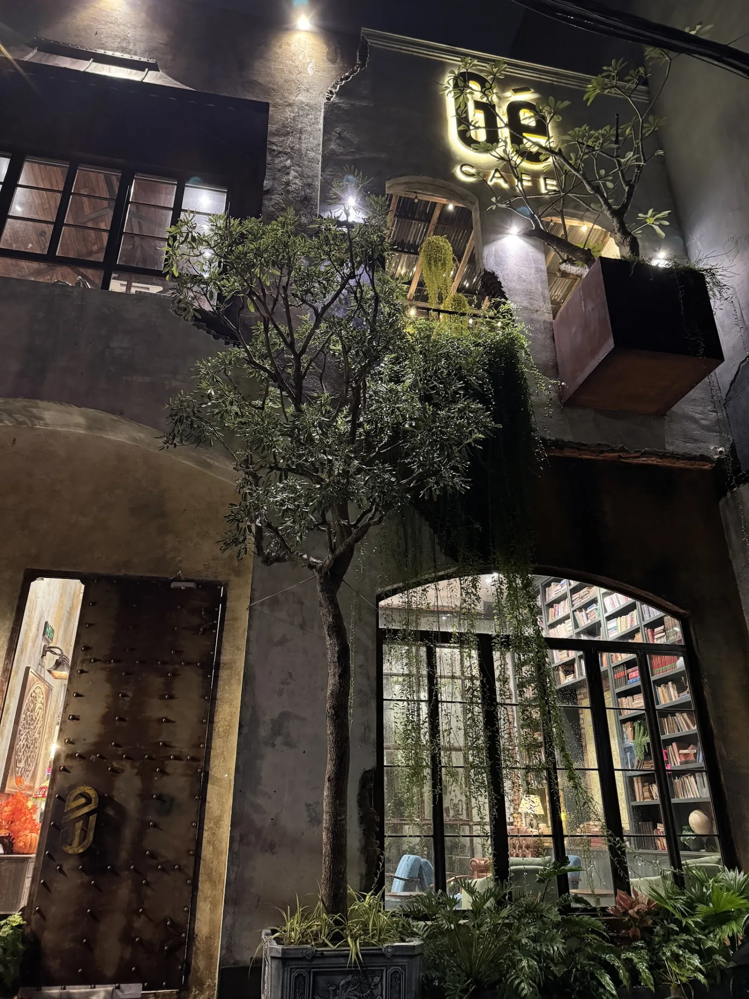 Gé Cafe - Quán Cà Phê 3 Tầng Rộng Rãi Nhiều Cây Xanh Mở Cửa Đến 3h Sáng