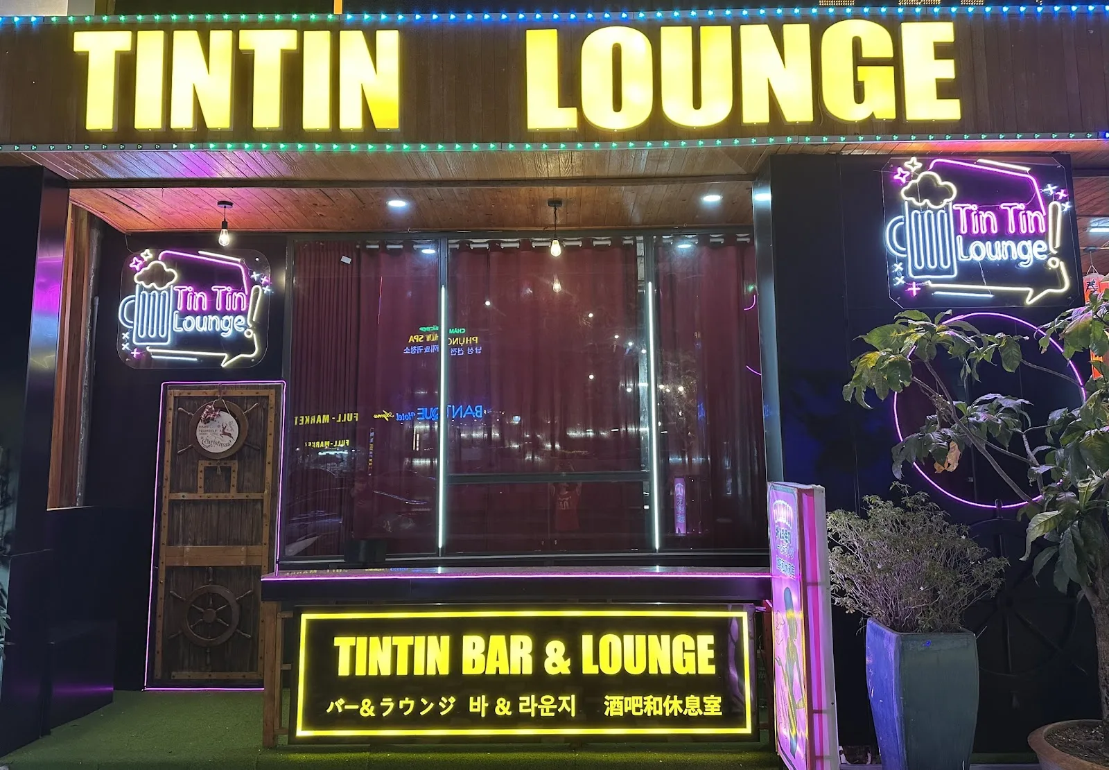 TinTin KTV คาราโอเกะ & บาร์ ดานัง – สถานที่คาราโอเกะและบาร์ที่ผสมผสานกัน เปิดถึงตี 02:00