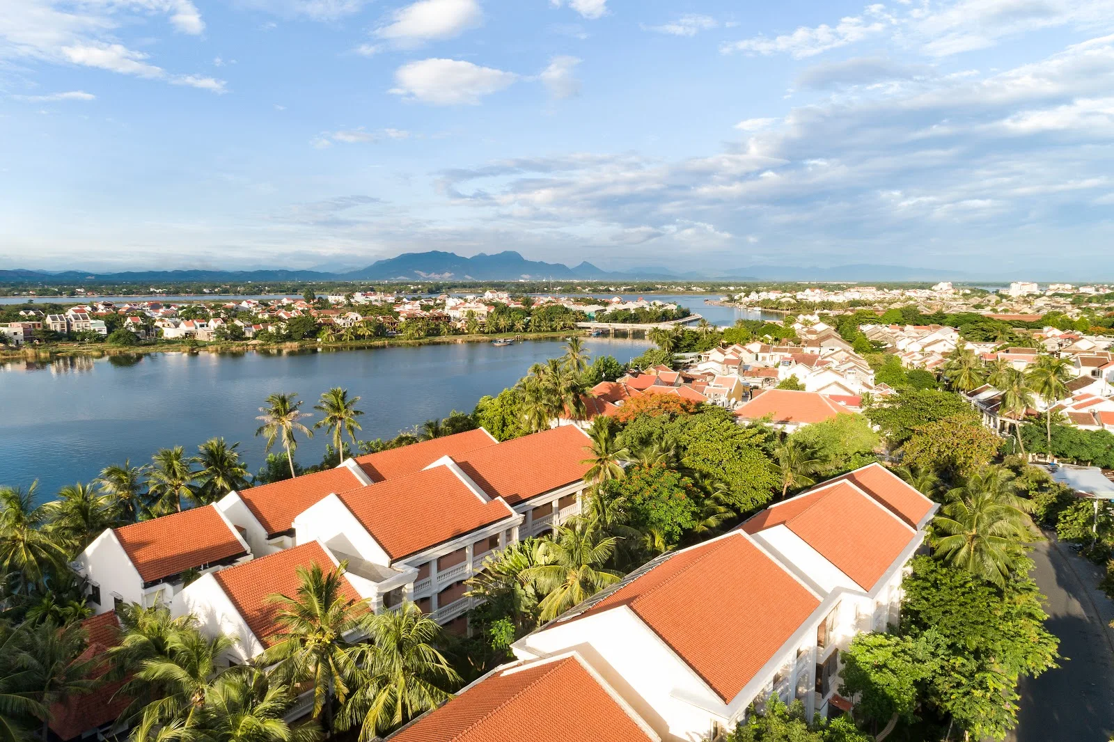 Anantara Hoi An Resort: Thu Bồn 강변의 5성 프랑스 건축 리조트, 고대 도시 근처