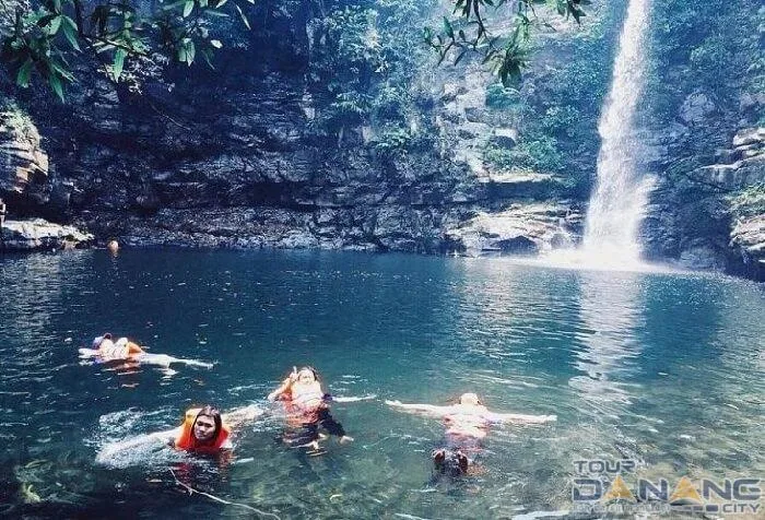 溪浴与“天然游泳池”