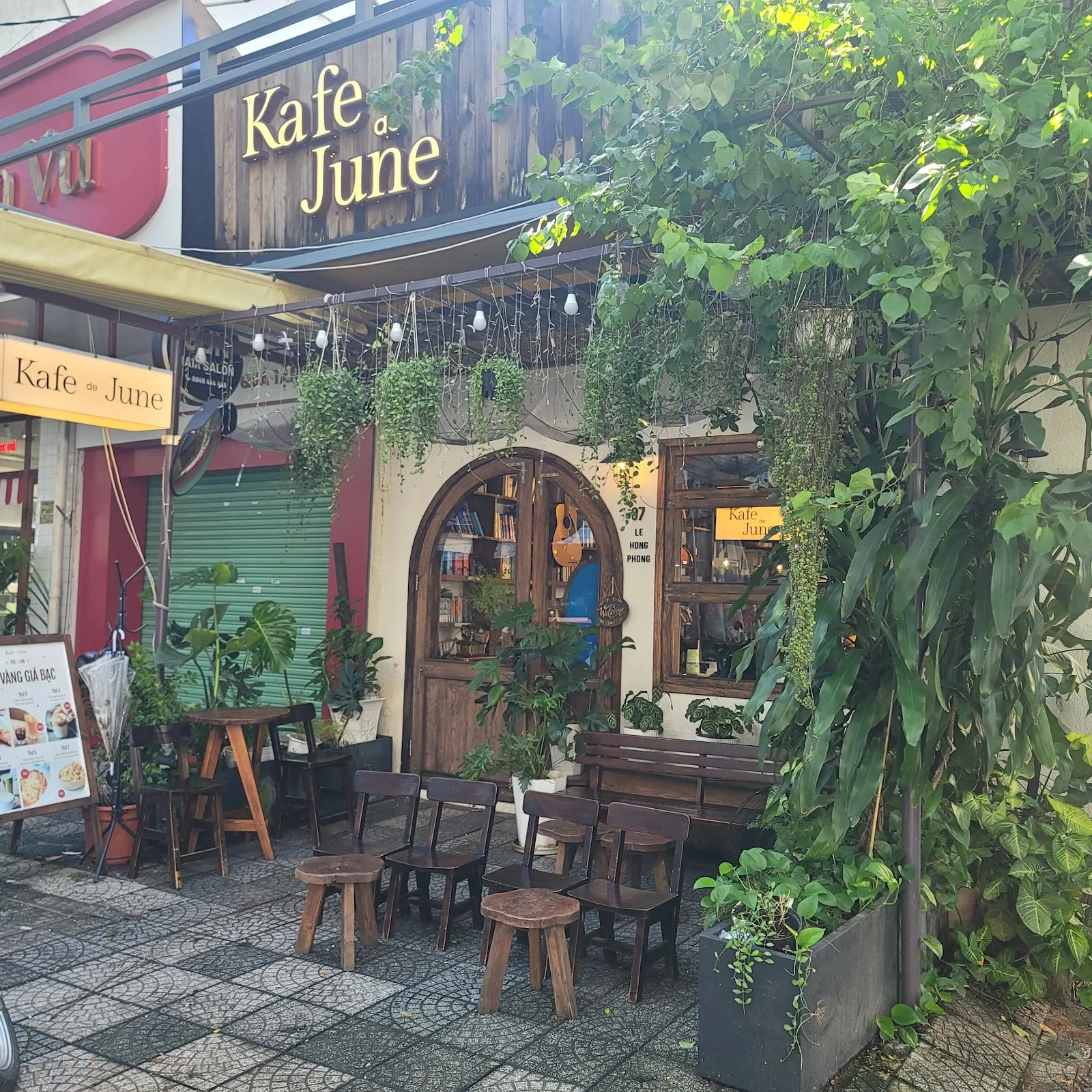 Kafe de June Đà Nẵng – Quán Cà Phê Vintage Có Kệ Sách Tại 87 Lê Hồng Phong