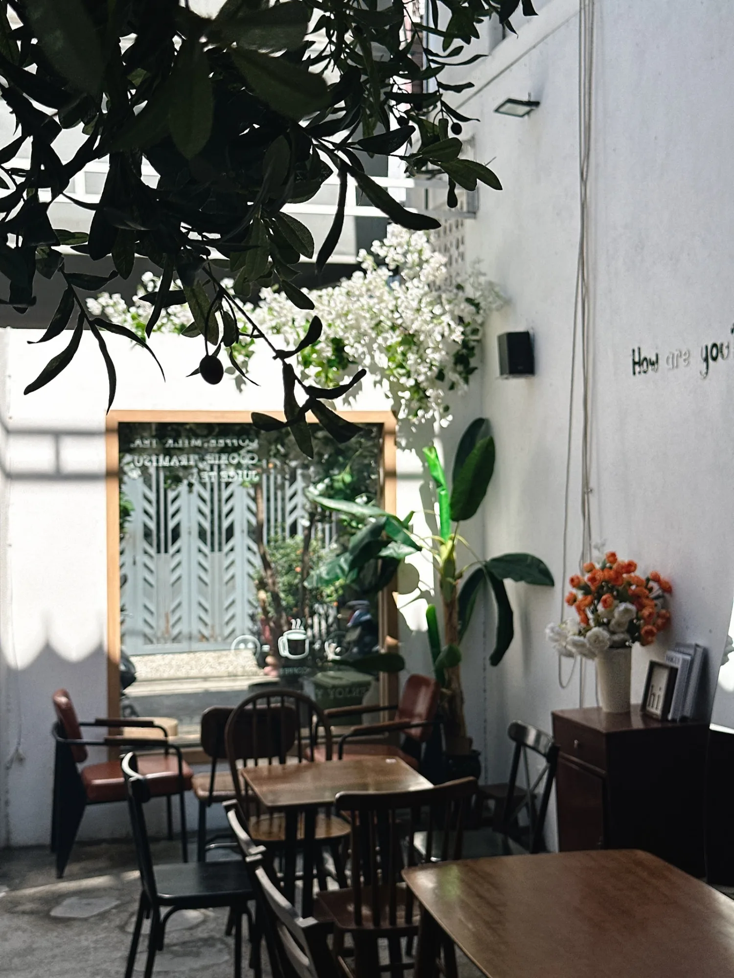 Simor Garden Coffee: Quán Cafe Sân Vườn Phong Cách Hàn Quốc Gần Cầu Rồng