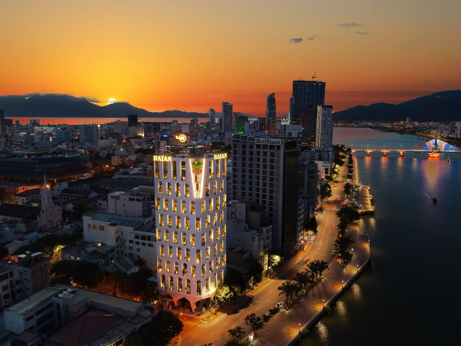 Haian Riverfront Hotel: Khách Sạn Ven Sông Hàn Có Hồ Bơi Vô Cực Và Rooftop Bar