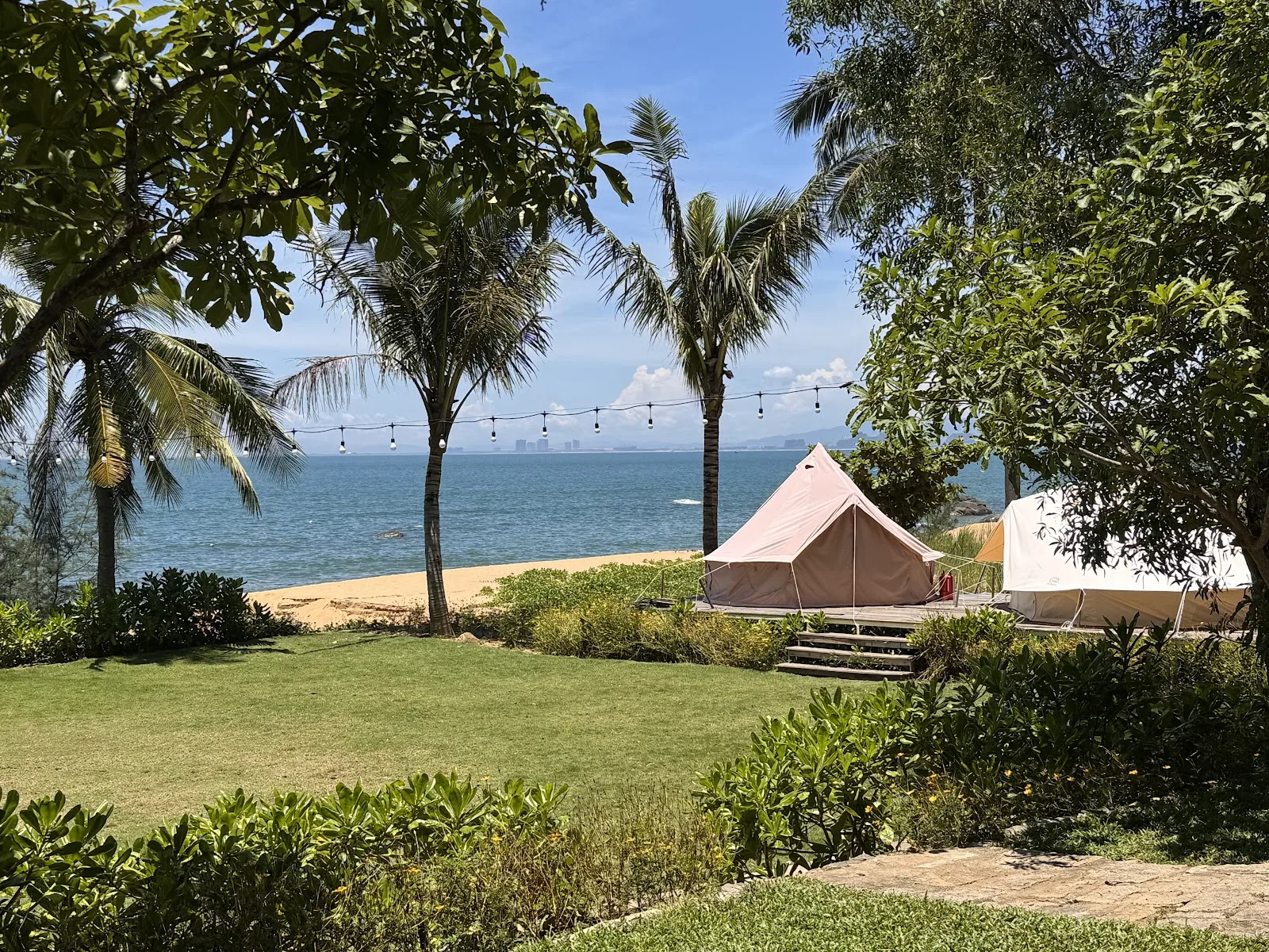 达纳特飞鱼空间 – 海边咖啡综合体，有海滩和住宿区在 Sơn Trà 区域