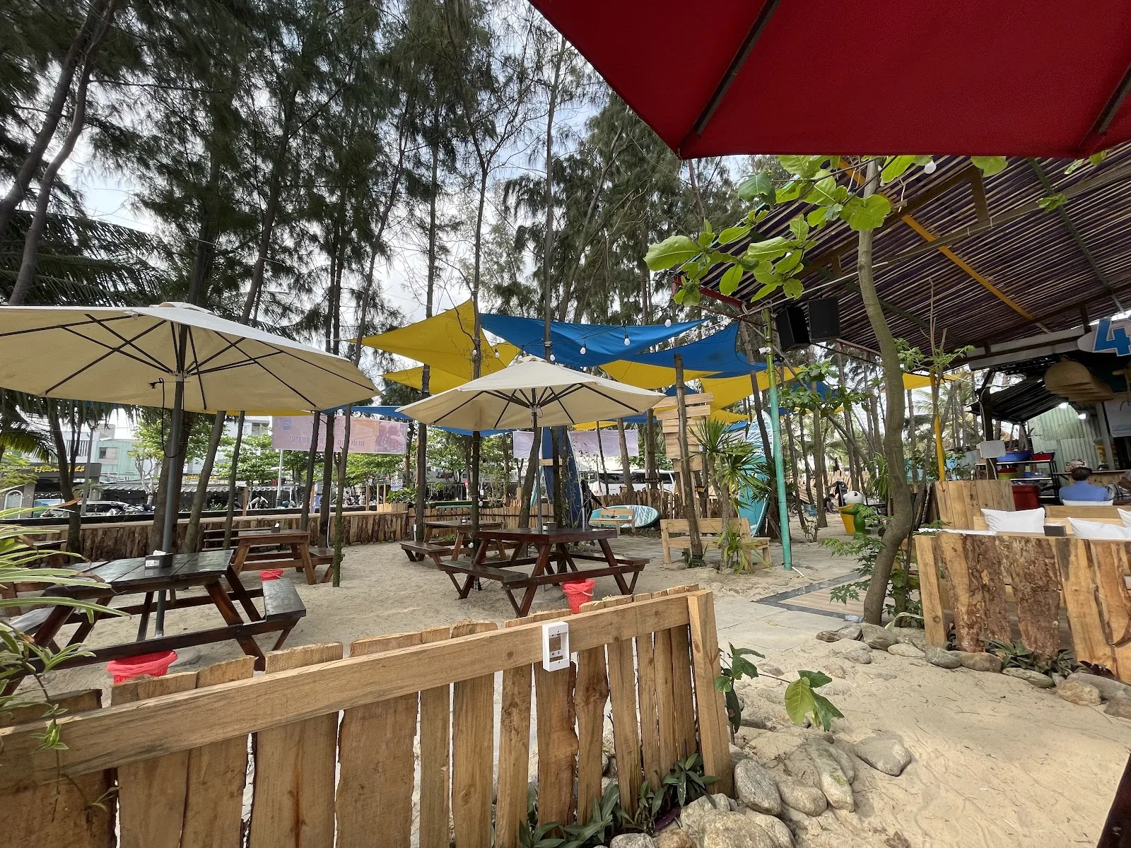 43 Amazing Beach: A Combination of Cafe, Bar, and Bustling Dining Area Right on Nguyễn Tất Thành Beach