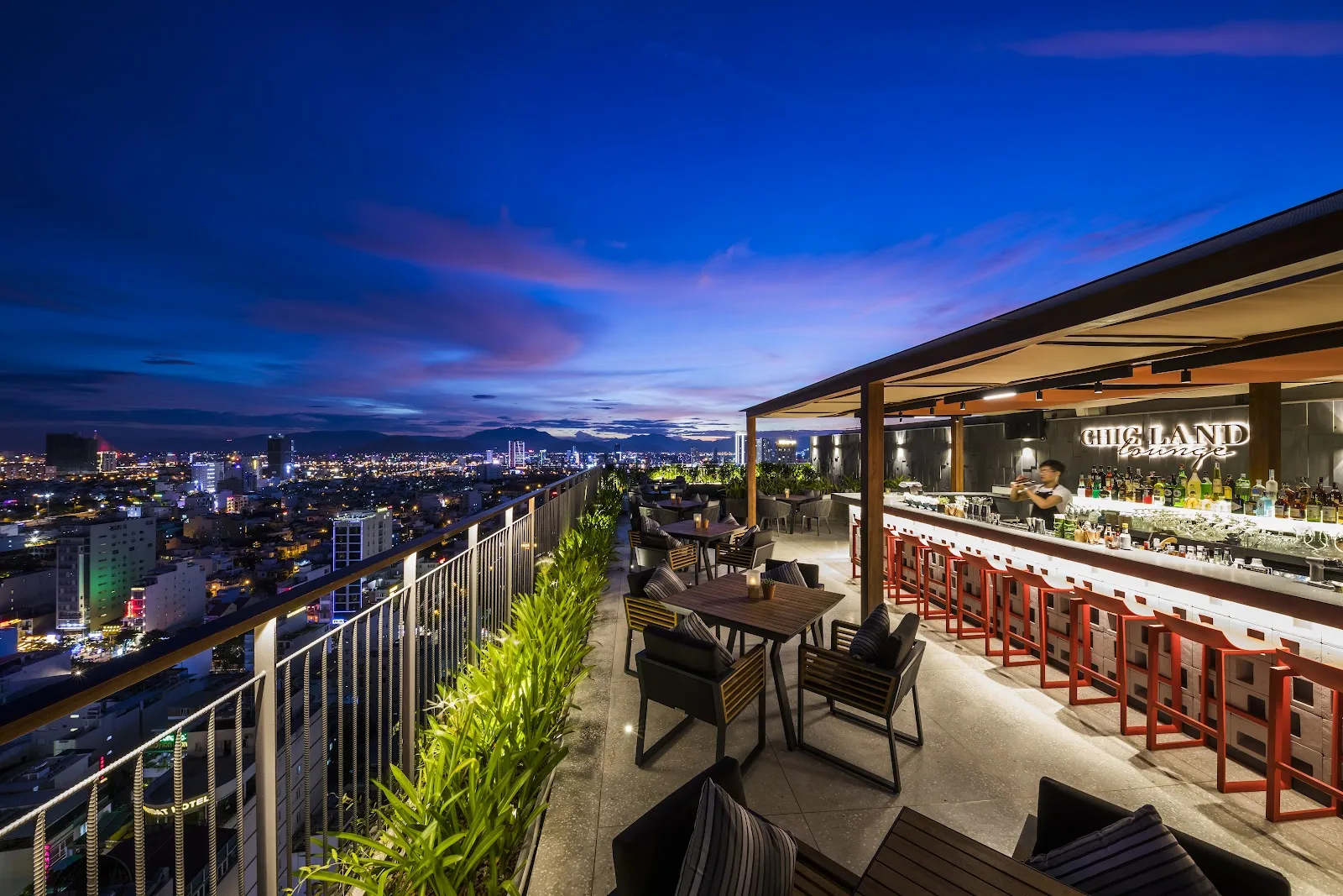 Chicland Lounge– Rooftop Bar Có Hồ Bơi View Biển Tại Võ Nguyên Giáp