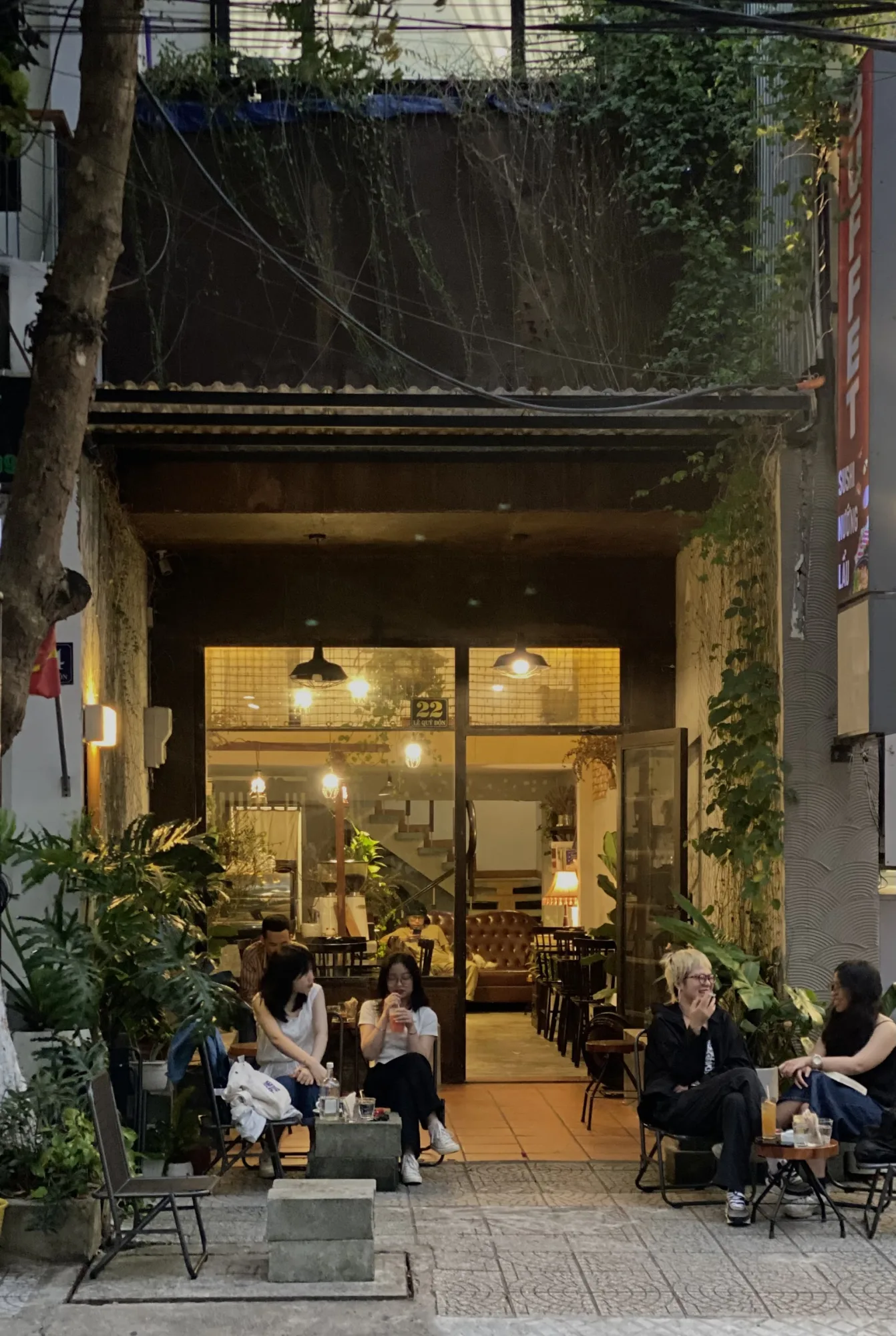 Đốm Café- Quán Cà Phê Yên Tĩnh Có Thú Cưng, Chỗ Ngồi Ngoài Trời