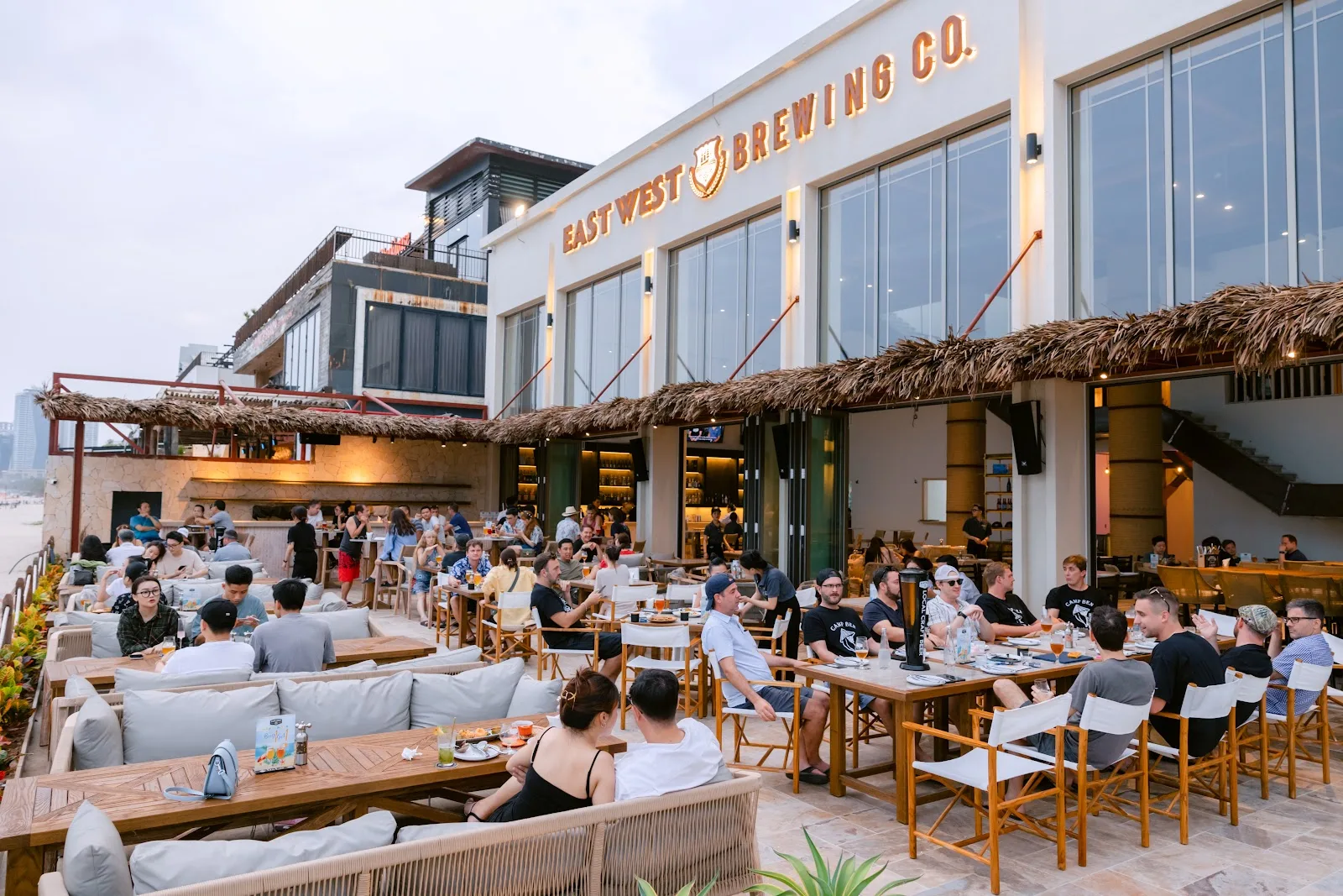 East West Brewing – Giải Nhiệt Mùa Hè Với Bia Thủ Công View Biển Mỹ Khê Mở Cửa Đến 0h