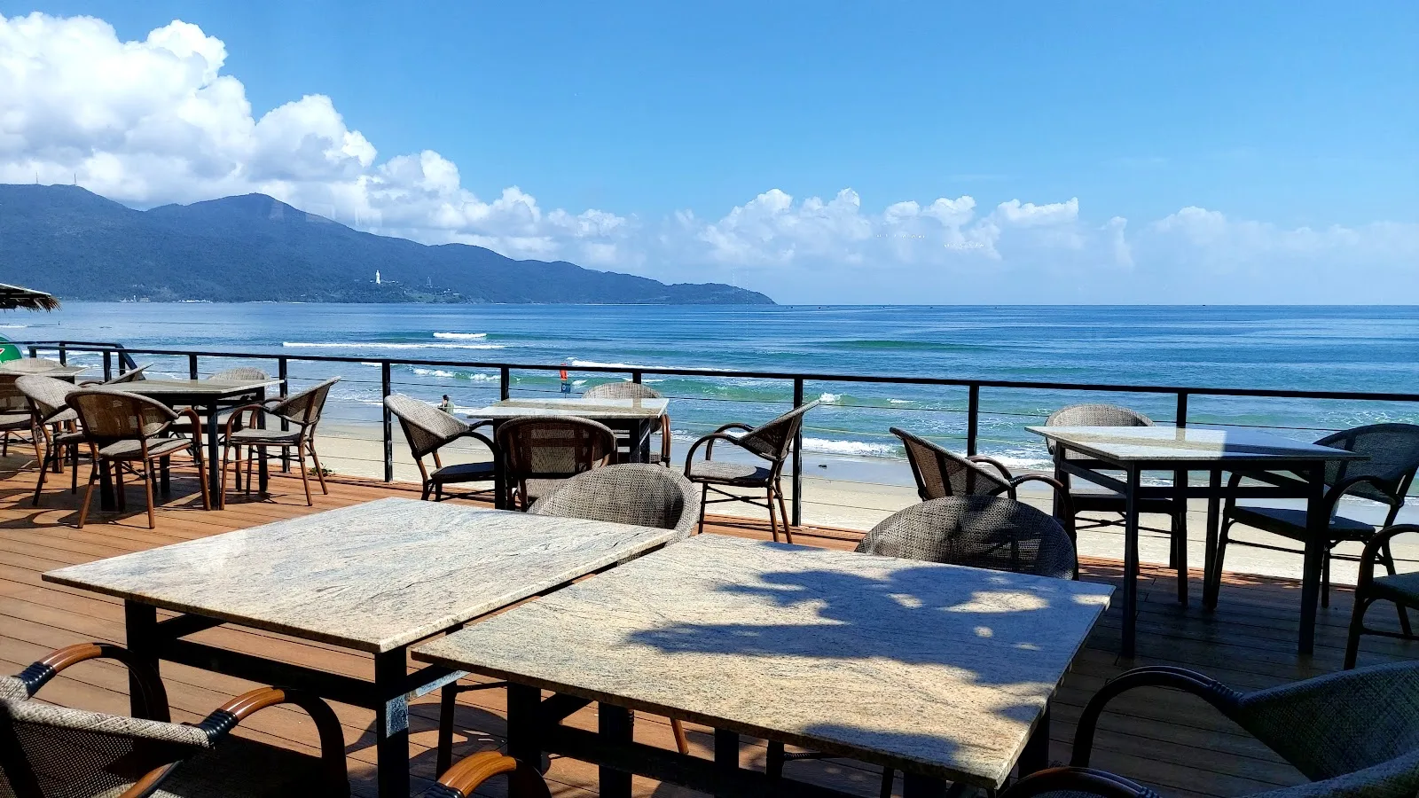 Mad Platter Bar & Restaurant: Nhà Hàng Fusion Á Âu View Biển Mỹ Khê Sang Trọng
