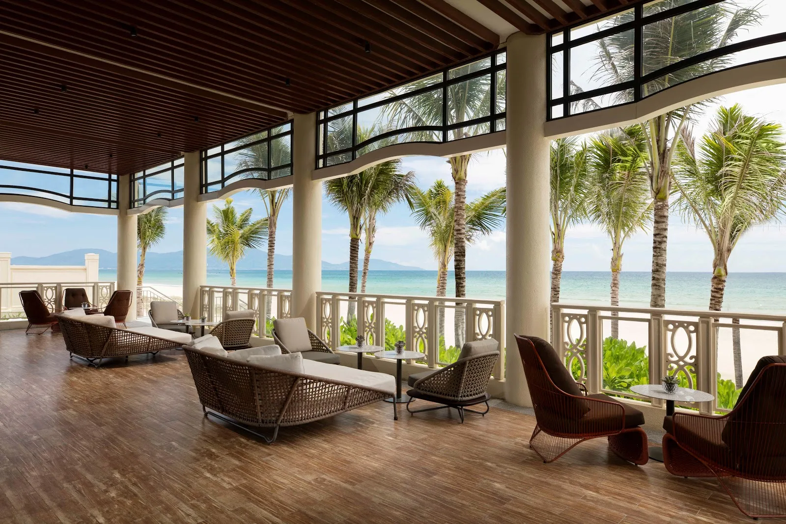 La Plage: ร้านอาหารคลับชายหาดเมดิเตอร์เรเนียนระดับสูงสุดในดานัง พร้อมสระว่ายน้ำอินฟินิตี้