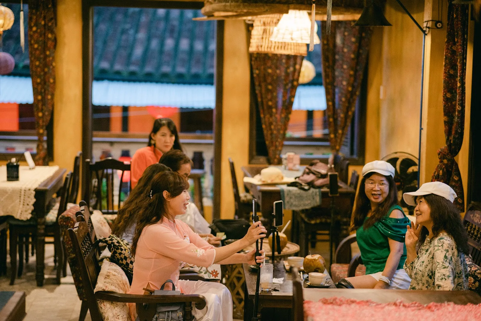 Mê Hội An Rooftop Coffee & Kitchen – Cafe Ngày, Cocktail Bar Đêm Ngắm Trọn Phố Cổ