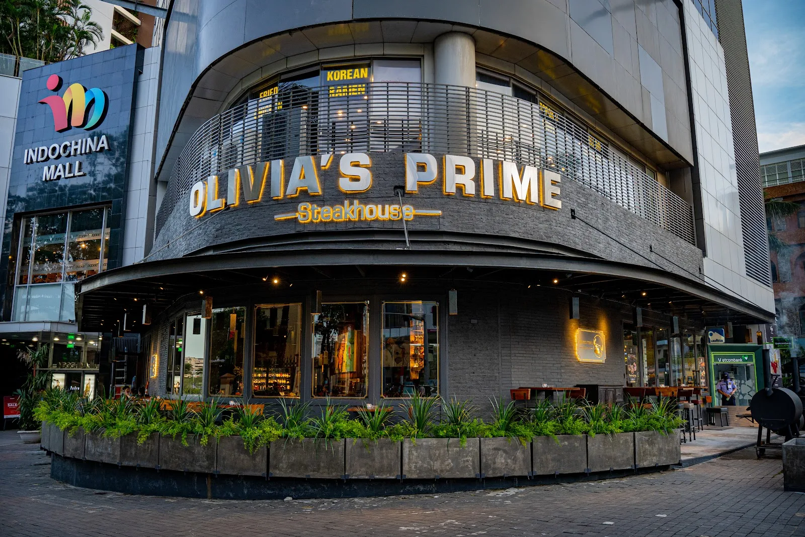 Olivia's Prime Steakhouse – สเต็กเฮาส์และบาร์ไวน์ระดับสูงที่ Indochina Mall Bạch Đằng