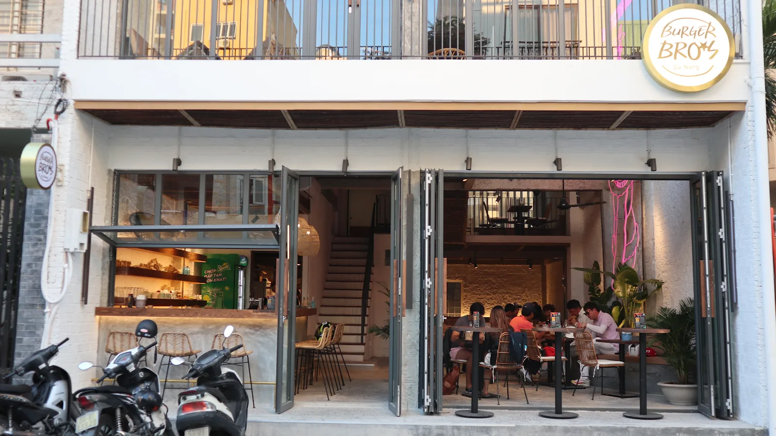 Burger Bros Đà Nẵng - Thưởng Thức Burger Thủ Công Kiểu Mỹ Tại Phố Tây An Thượng