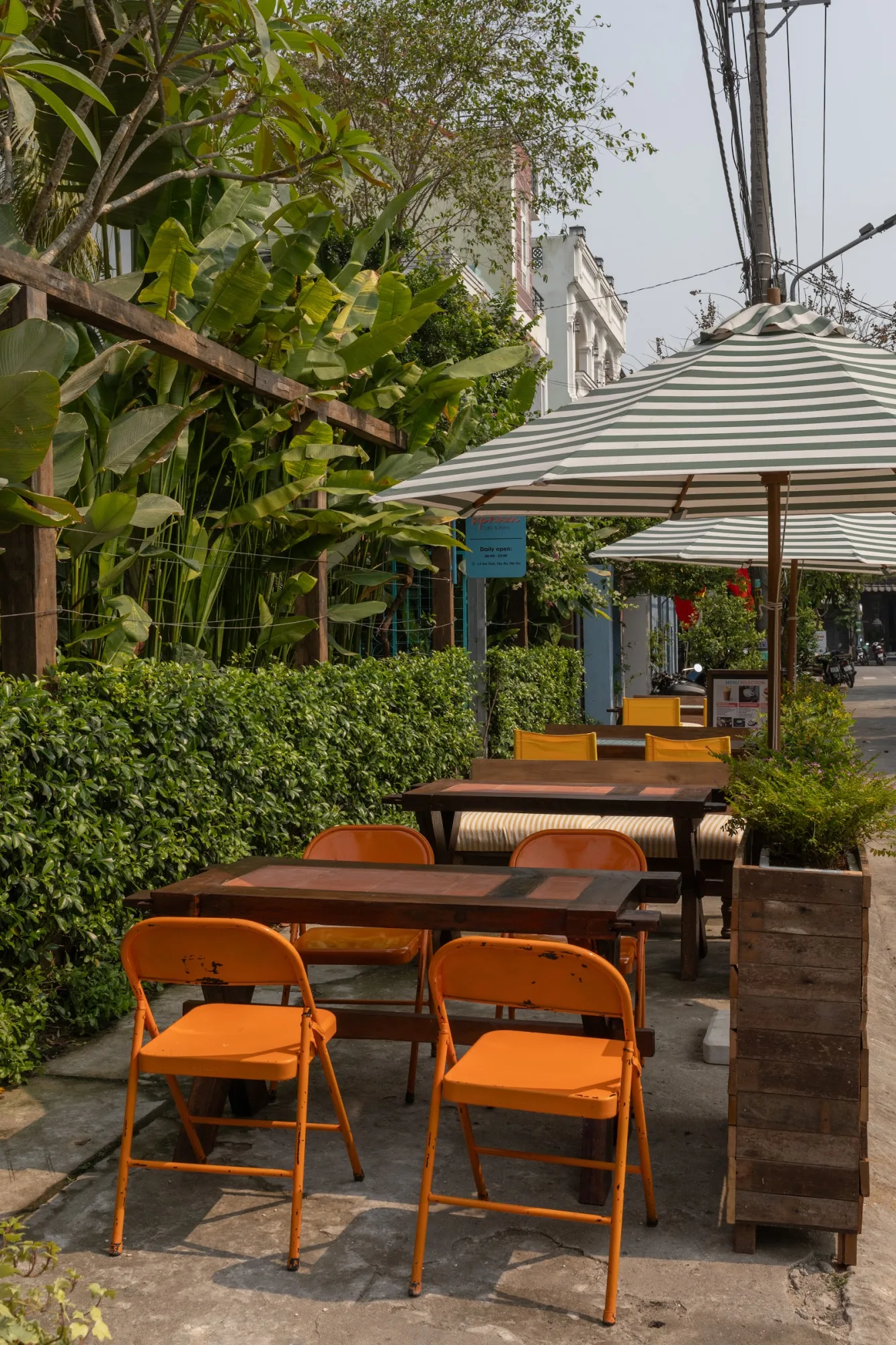 Sip Hoi An - Cafe & Bistro: Không Gian Địa Trung Hải Xanh Mát & Cocktail Phố Hội