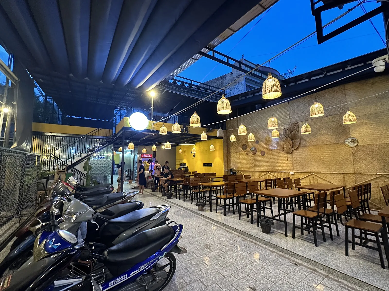 Kin Kin Thai Food - 安くて美味しいタイ料理レストラン、家族みんなで楽しめる広々とした空間