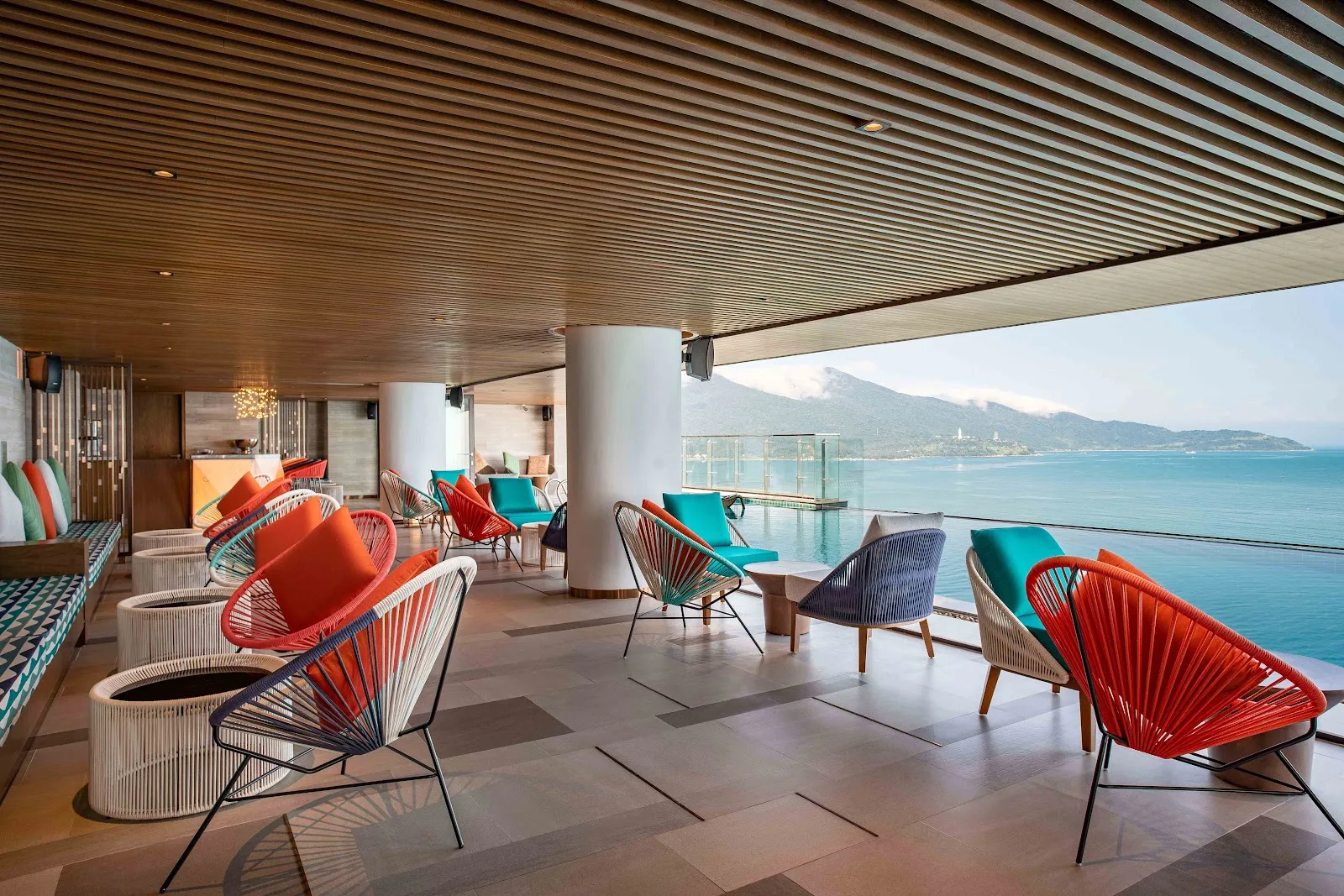 Vivid Rooftop Bar & Pool – Võ Nguyên Giápの海景ルーフトッププール